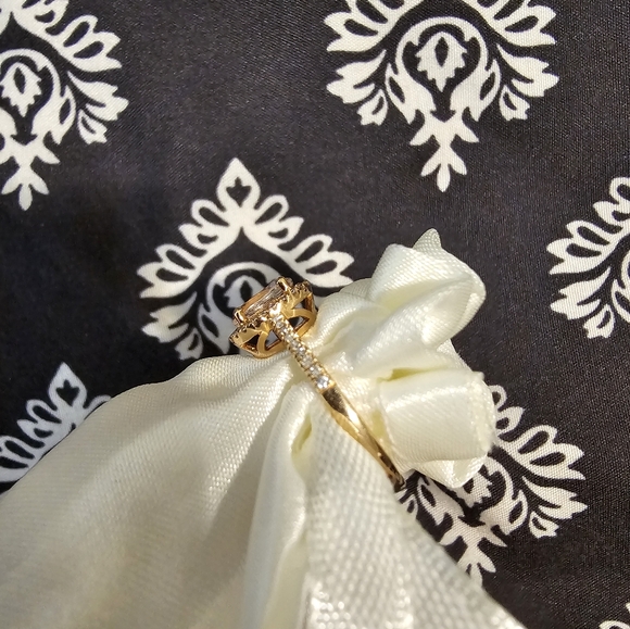 New, unworn. 10k 7/8 CT Morganite Oval Cut. - Picture 11 of 15